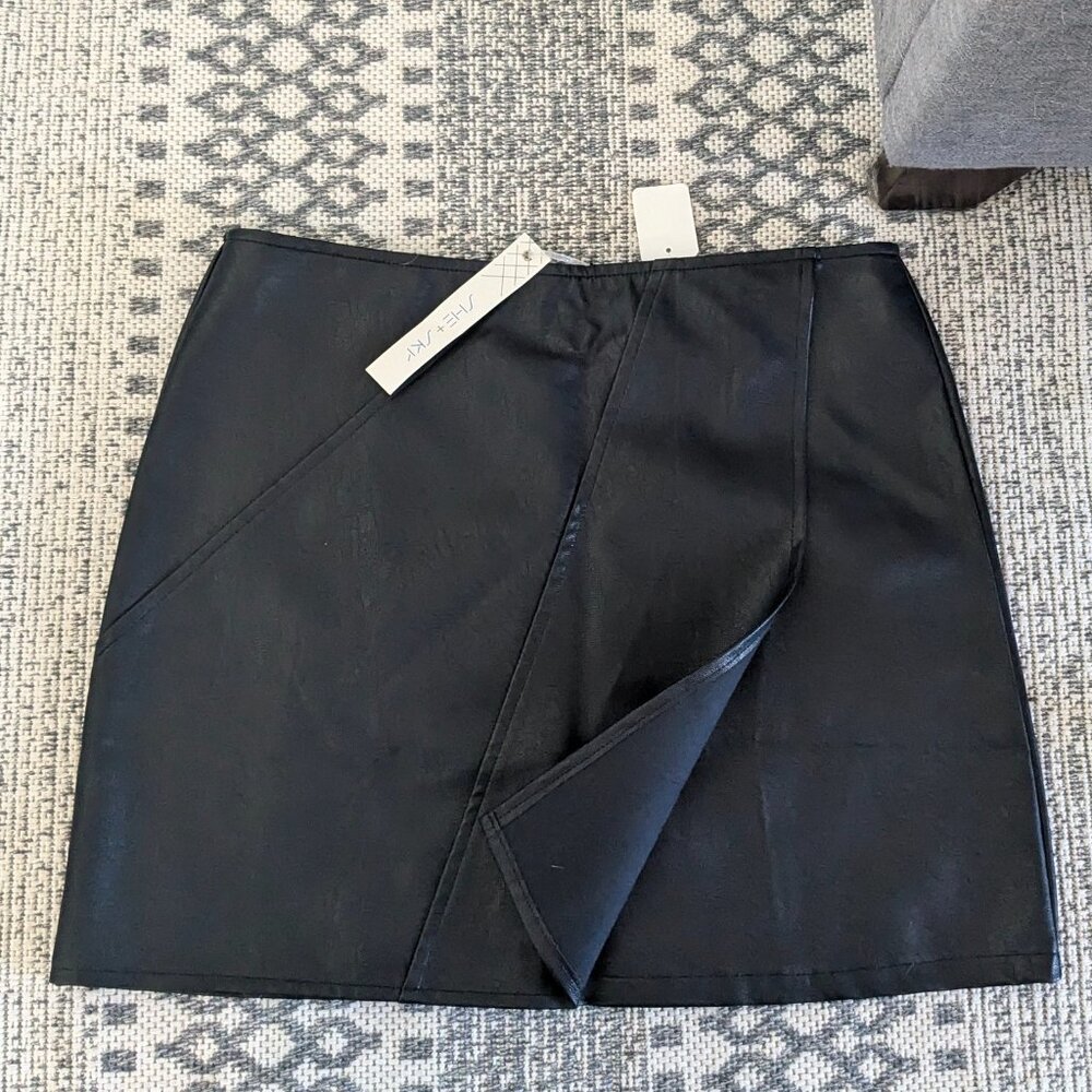 She + Sky Short Faux Leather Skirt size Large NWT